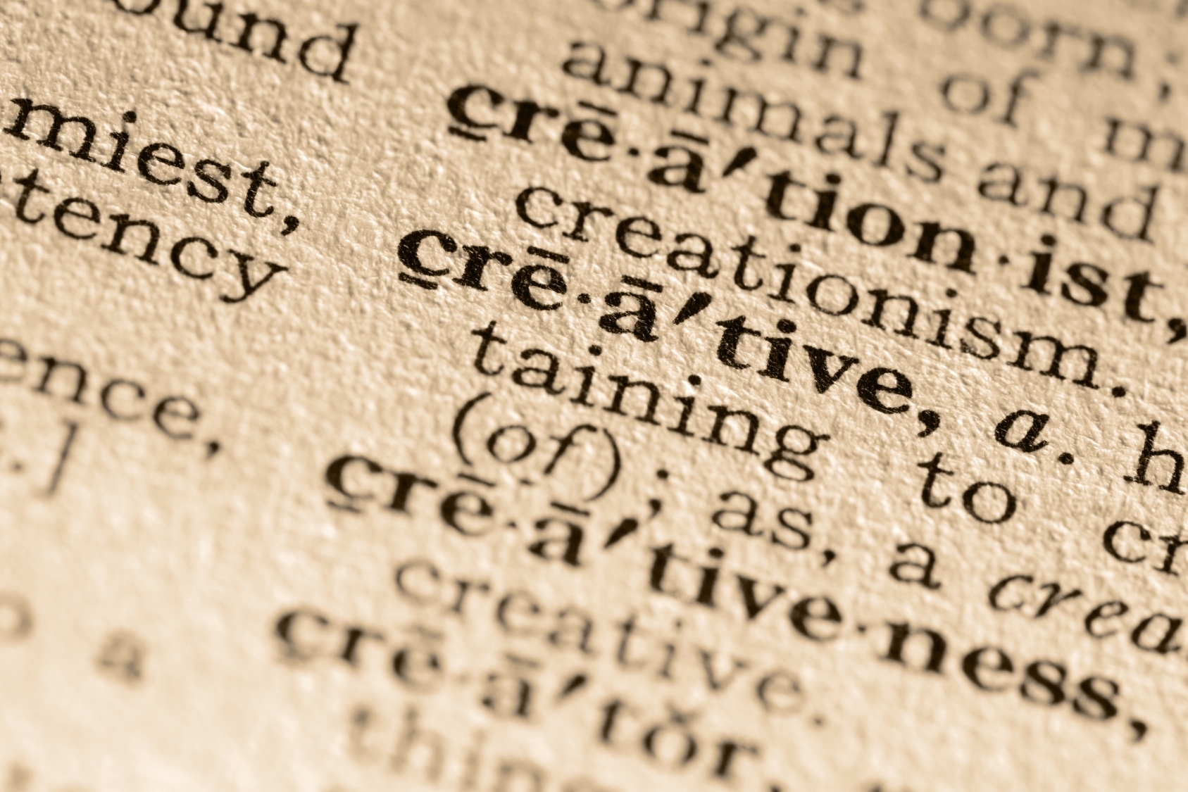 Primo piano della parola "creativo" in un dizionario. Immagine simbolica della tipografia
